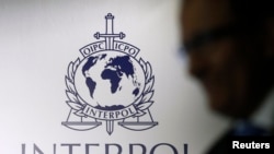 一名男子路过国际刑警组织的徽标 （资料照片）
