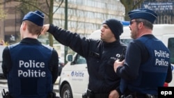 Belgian police secure an area during a search in Etterbeek, Brussels, Belgium, April 9, 2016. Police raids continue following the Brussels bombings on March 22 where at least 31 people were killed and hundreds injured in bomb explosions.