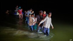 Advierten a los hondureños sobre una red de estafa que deja abandonados a los migrantes en caminones 