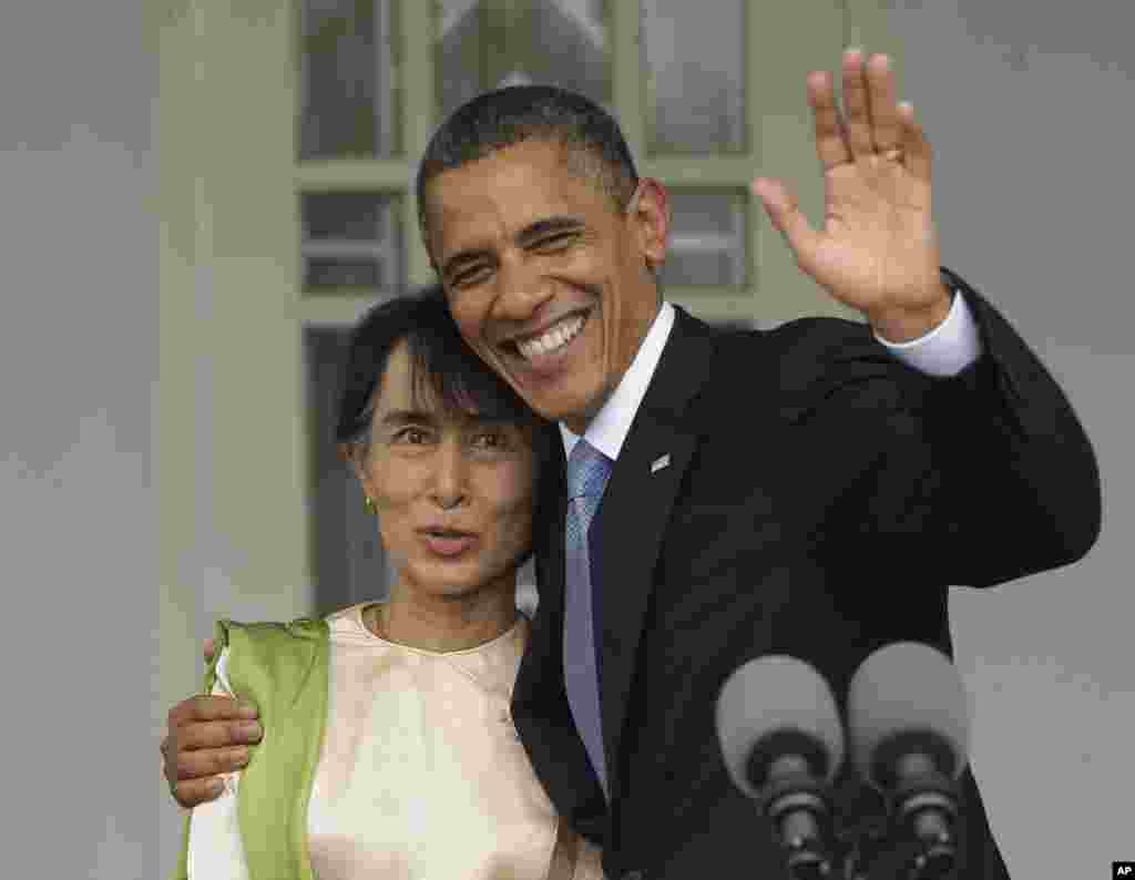 Tổng thống Mỹ Barack Obama và nhà tranh đấu dân chủ Miến Điện Aung San Suu Kyi tại tư gia của bà ở Rangoon, ngày 19 tháng 11, 2012.