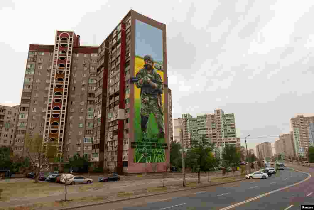 La imagen del exboxeador de 23 años, Maksym Bordus, forma parte de los doce murales que el artista ucraniano Gladenko ha creado en la capital para conmemorar a los militares caídos en combate contra el ejército ruso. 