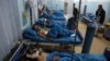 Heridos reciben tratamiento en un hospital después de un atentado suicida en Kabul, Afganistán, el 20 de noviembre de 2018.