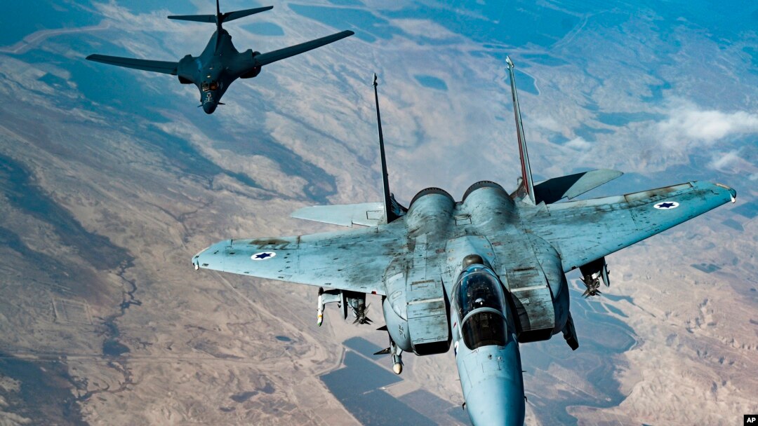 Izraelski lovac-bombarder F15 leti u pratnji američkog bombardera B-1B, iznad Izraela, kao deo leta koji za cilj ima ocvraćanje, na fotografiji koju je objavilo američko ratno vazduhoplovstvo, 30. oktobra 2021.