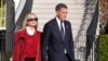 Hunter Biden y su esposa Melissa Cohen Biden acompañan al presidente Joe Biden y a la primera dama Jill Biden mientras se dirigen al Marine One para salir del Jardín Sur de la Casa Blanca, el viernes 17 de enero de 2025, en Washington. (AP foto/Alex Brandon).