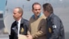 ARCHIVO - El excomandante paramilitar colombiano Salvatore Mancuso es escoltado por agentes de la DEA estadounidenses a su llegada a Opa-locka, Florida, el 13 de mayo de 2008.
