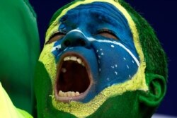 Un manifestante con la bandera brasileña pintada en el rostro grita consignas durante una marcha de respaldo a la posición del presidente Jair Bolsonaro respecto a las restricciones del coronavirus, el sábado 1 de mayo, en Brasilia.