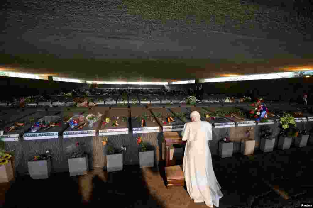 Đức Giáo Hoàng Benedict XVI thăm hang động Ardeatine ở ngoại ô thành phố Rome, Italia, ngày 27/3/2011.