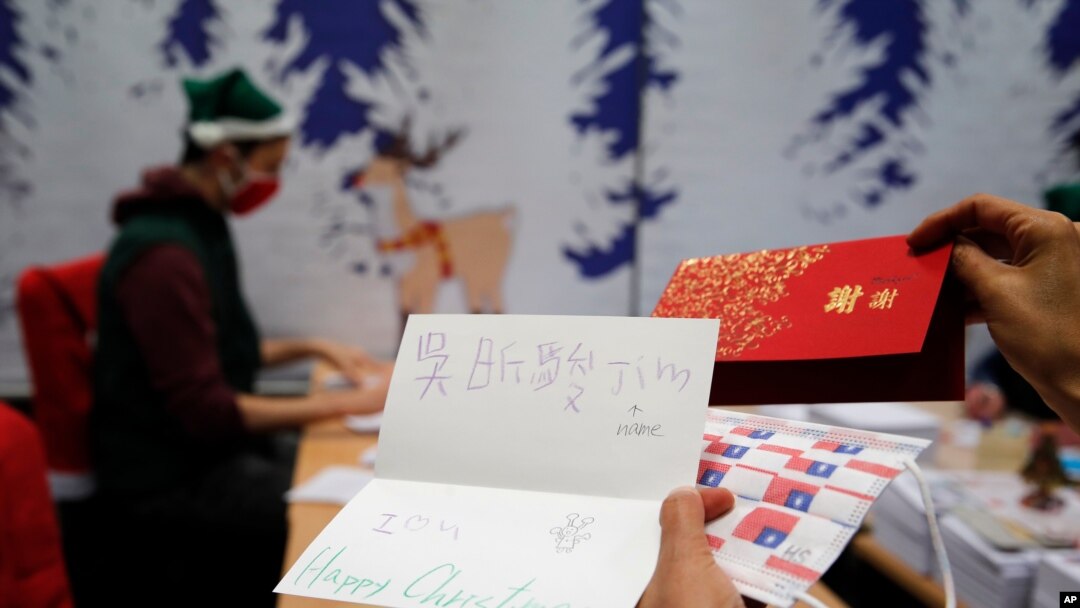 一名法國郵局工作人員展示一位名叫“吉姆”的台灣孩子郵寄給法國利布爾納的一封慰問卡和口罩。