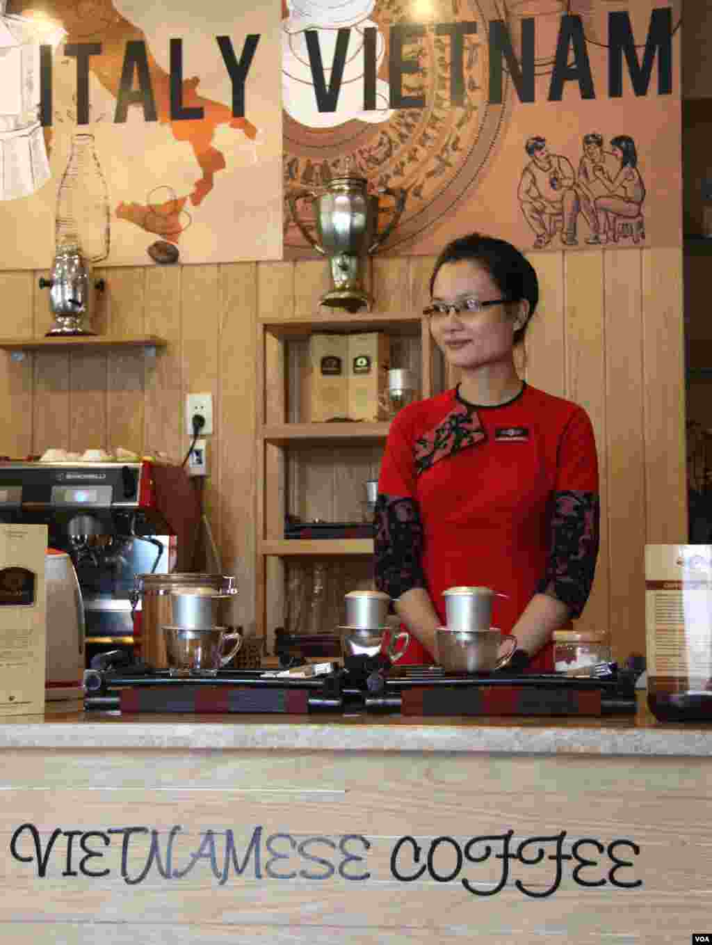 Cô hàng cà phê. (D. Schearf/VOA)