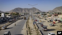 Xe cộ trên một con đường mới được xây dựng ở thủ đô Kabul, Afghanistan
