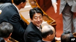 资料照:日本首相安倍晋三出席国会众议院会议。(2013年8月2日)