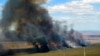 ARCHIVO - El humo se eleva desde un campo en llamas en medio de altas temperaturas y fuertes vientos entre Puerto Madryn y Puerto Pirámides en la Patagonia argentina, el martes 4 de enero de 2022. 