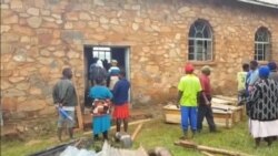 Mourners in Zimbabwe's Chimanimani District, Prepare to Bury Loved One Killed by Cyclone Idai
