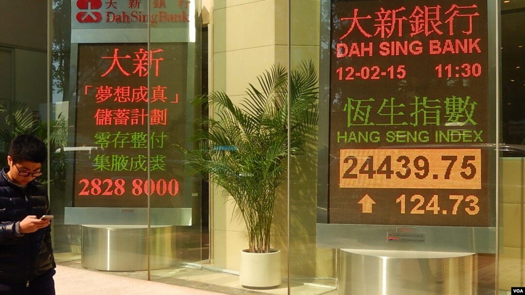 香港一家銀行的電子牌顯示恆生指數在中國「暴力救市」後回升。（美國之音湯惠芸攝）