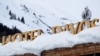 Un policía suizo vigila el área del Hotel del Congreso de Davos, Suiza, antes del Foro Económico Mundial. Enero 21 de 2019.