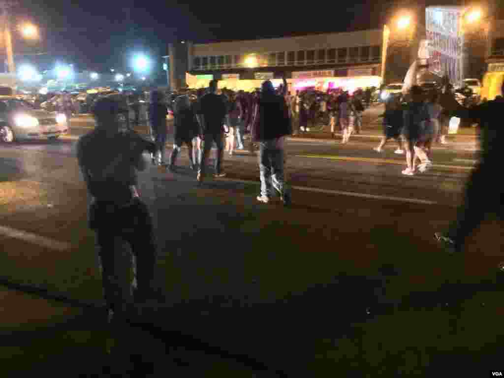 Những người biểu tình tuần hành kỷ niệm một năm vụ thiếu niên da đen Michael Brown bị bắn chết ở Ferguson, Missouri, ngày 10/8/2015.