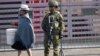 ARCHIVO - Un soldado hace guardia en los perímetros del Museo Pumapungo, sede de la 29ª cumbre Iberoamericana, en Cuenca, Ecuador, el 15 de noviembre de 2024.