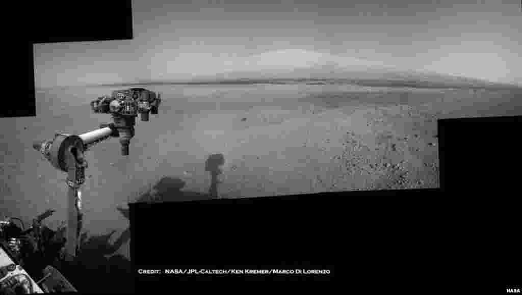Hình ảnh ghép từ nhiều tấm hình cho thấy cánh tay robot của Curiosity đang hướng về phía núi Sharp.