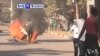 VOA60 Duniya: A Zimbabwe Jami’an Tsaro Na Sintiri Akan Tituna Suna Korar ‘Yan Jarida