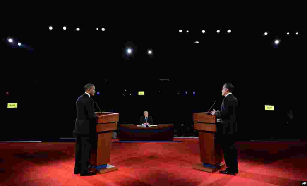 Tổng thống Obama và ứng cử viên đảng Cộng hòa Mitt Romney trong cuộc tranh luận tổng thống đầu tiên tại Đại học Denver.