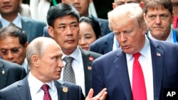美国总统川普和俄罗斯总统普京在岘港举行的亚太经合组织峰会上见面 (2017年11月11日)
