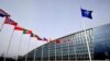 Las banderas de países miembro de la Alianza Atlántica ondean al viento frente a la sede de la OTAN en Bruselas, el 28 de febrero de 2020.