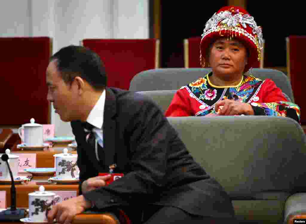 Một đại biểu trong trang phục dân tộc truyền thống an tọa trước khi cử hành một cuộc họp bên lề Đại hội Đảng toàn quốc lần thứ 18 tại Đại lễ đường Nhân dân ở Bắc Kinh, Trung Quốc, ngày 8 tháng 11, 2012.