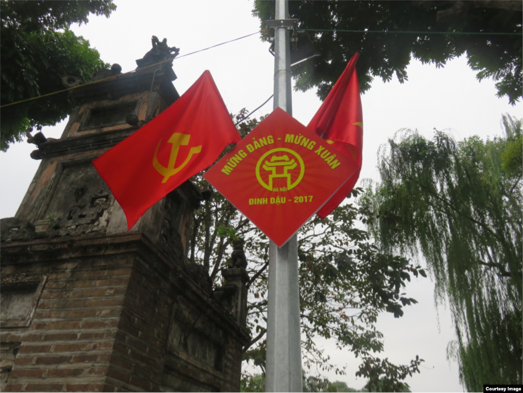 Ở Việt Nam thì ngay cả Tết cổ truyền cũng bị “chính trị hoá”, và Hà Nội cũng không phải là ngoại lệ.