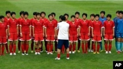 Ðội tuyển bóng đá nữ quốc gia Bắc Triều Tiên trong buổi tập trên sân World Cup ở thủ đô Seoul của Nam Triều Tiên, ngày 19/7/2013.