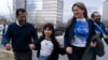 El líder opositor nicaragüense Félix Maradiaga se reúne con su esposa, Berta Valle, y su hija Alejandra, en Chantilly, Virginia, el jueves 9 de febrero de 2023. (Foto. AP/José Luis Magaña)