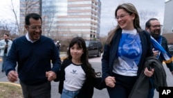 El líder de la oposición nicaragüense Félix Maradiaga se reúne con su esposa Berta Valle y su hija Alejandra, en Chantilly, Virginia, el jueves 9 de febrero de 2023.