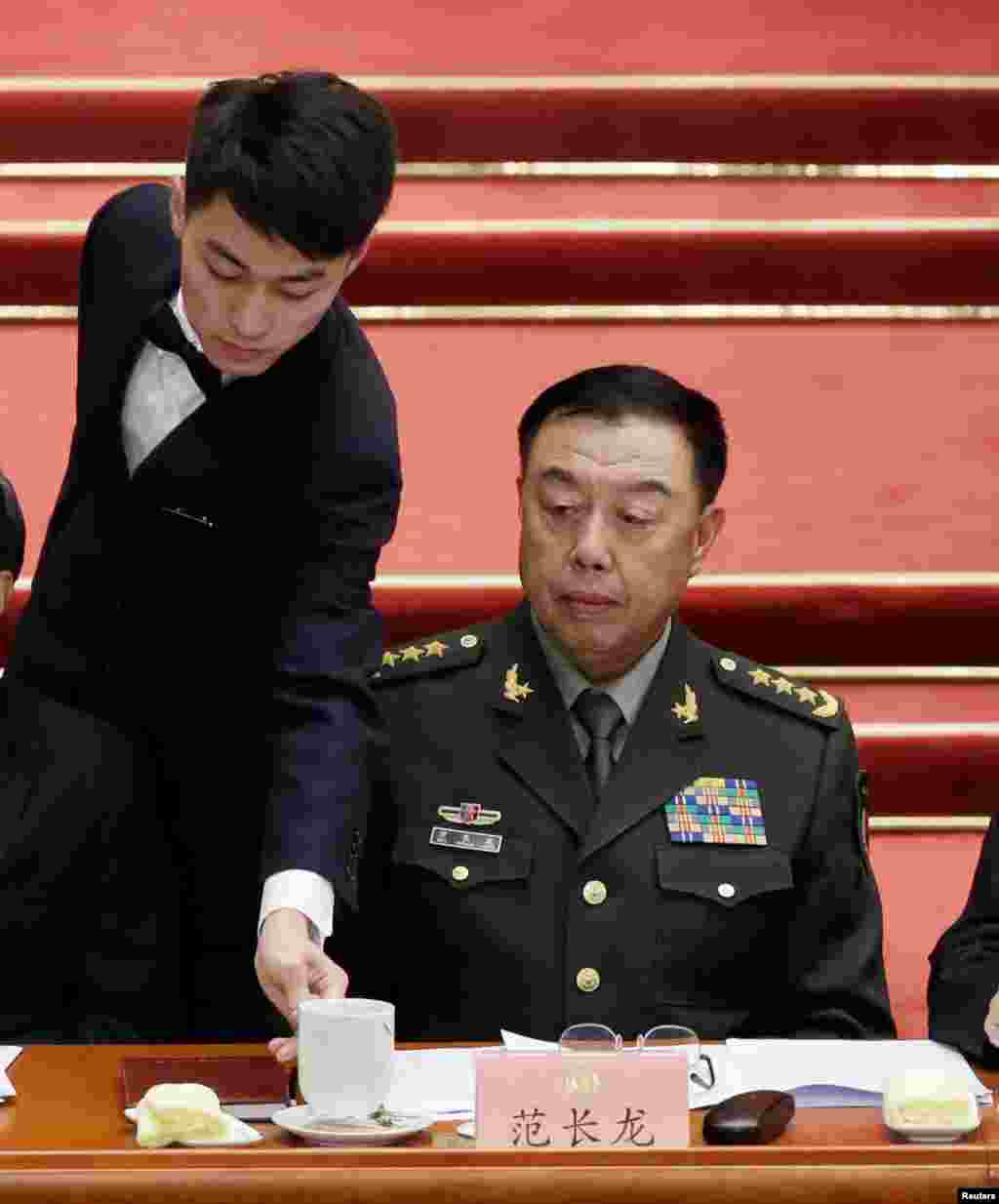 中国国家中央军委副主席范长龙于2018年3月3日在北京人民大会堂出席中国人民政治协商会议开幕式。他即将卸任。即将卸任国家副主席的李源潮也出席了。
