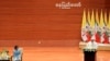 教宗方济格在内比都的国际会议中心发表演说，缅甸领导人昂山素季在旁聆听。（2017年11月28日）