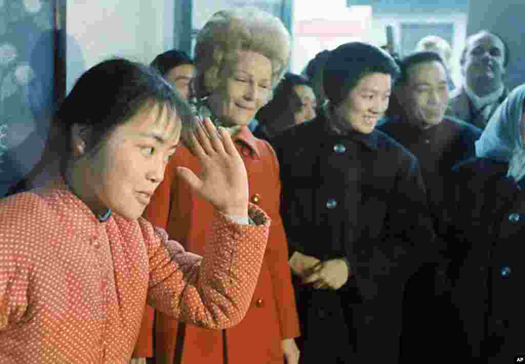 1972年2月23日,美国第一夫人帕特·尼克松走访北京的学校。她的左侧是学校教师,右侧是翻译章含之。章含之在2008年接受美国之音专访时说: “我从14岁就认识毛泽东。在我认识他这么几十年里头,我也是看着主席从当年-----最早我见到他才60多岁,接触比较多的是在他70岁过生日的时候--我看他10年里的发展,衰老的还是蛮快的。特别是林彪事件以后,他衰老得很厉害。所以我觉得除了种种的政治原因、中国的政治斗争之外,从制度上来说,年纪到了这个时候,生理上、客观上,他恐怕就不能够掌握这么大一个国家的命运。”