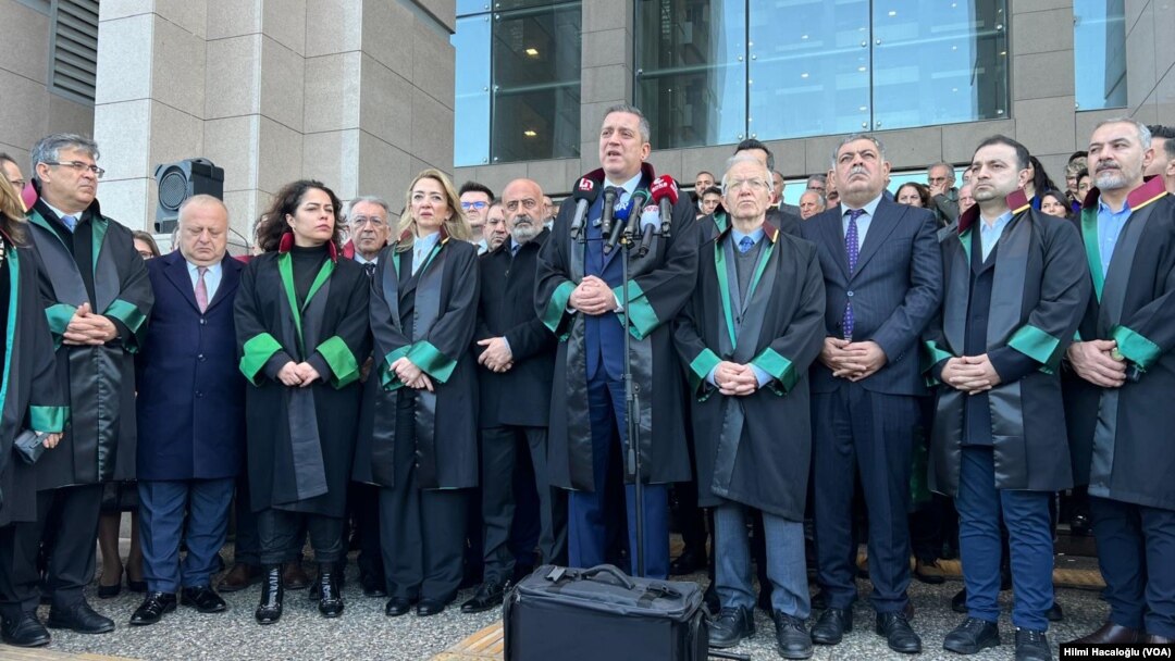 Türkiye Barolar Birliği (TBB) Başkanı Erinç Sağkan, bazı yönetim kurulu üyeleri ve bazı illerin baro başkanları bugün Çağlayan Adliyesi’ne gelerek İstanbul Barosu Başkanı İbrahim Kaboğlu ile yönetim kurulu üyelerine destek verdi.