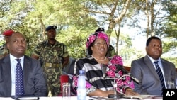 Phó tổng thống Malawi Joyce Banda (giữa) nói chuyện tại một cuộc họp báo trong thủ đô Lilongwe