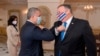 En esta fotografía de la Oficina de Prensa Presidencial de Colombia, el presidente Iván Duque y el secretario de Estado de los Estados Unidos, Mike Pompeo, se codean antes de su reunión en la casa presidencial en Bogotá, el 19 de septiembre de 2020.