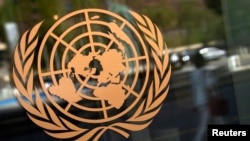 纽约联合国总部建筑外的该机构徽标。资料照