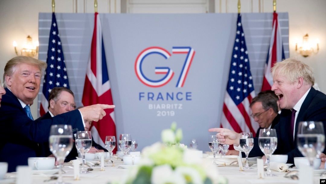 Predsednik SAD Donald Tramp, levo i premijer Velike Britanije Boris Džonson tokom radnog doručka u Bjaricu, Francuska, 25. avgusta 2019.