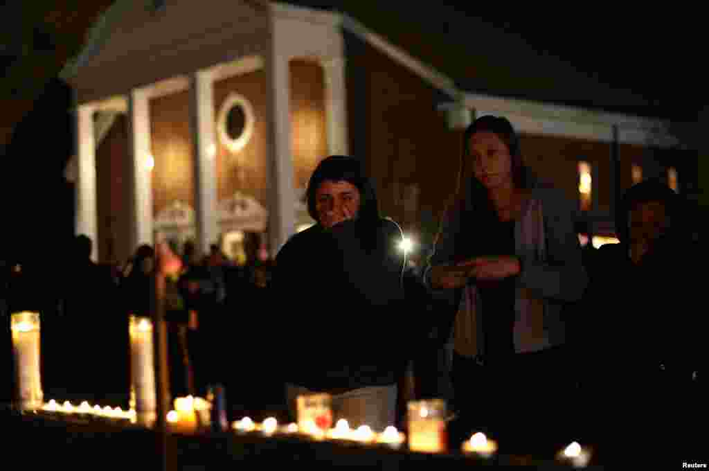 Cư dân thắp nến cầu nguyện bên ngoài nhà thờ Saint Rose of Lima gần Trường Tiểu Sandy Hook, ngày 14/12/2012.
