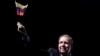 El líder opositor de Venezuela, Edmundo González, quien ha sido reconocido por varios gobiernos, incluido el de EEUU, como presidente electo de Venezuela, ondea una bandera venezolana durante una reunión con sus partidarios en la Ciudad de Panamá, el 8 de enero de 2025.