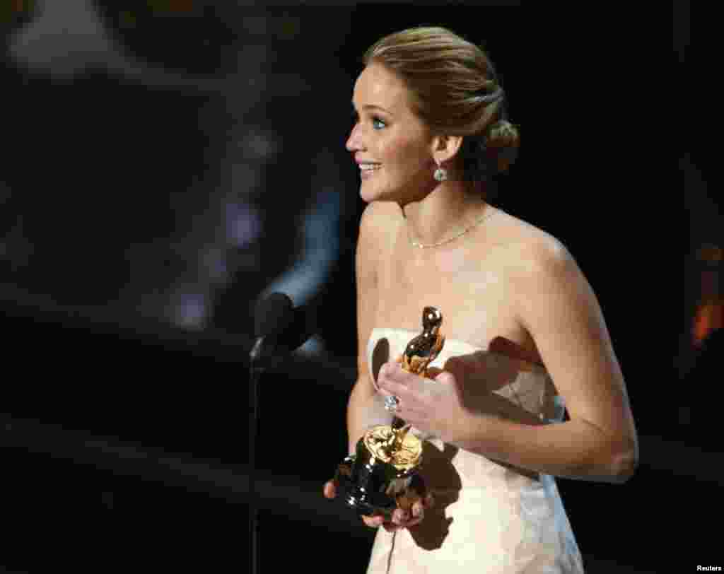 Jennifer Lawrence nhận giải thưởng nữ diễn viên xuất sắc nhất cho vai diễn trong phim Silver Linings Playbook.