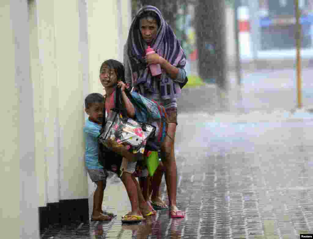 Một gia đình tìm nơi trú ẩn khi siêu bão Haiyan ập vào thành phố Cebu, miền trung Philippines, ngày 8/11/2013.