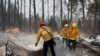 Bomberos remueven escombros mientras recuperan restos humanos de una casa rodante destruida por el incendio Camp, en Paradise, California. Noviembre 17 de 2018.