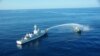 日本海岸警卫队巡逻艇在一个名为大和浅滩的海域向一艘朝鲜渔船喷水。（2017年9月）