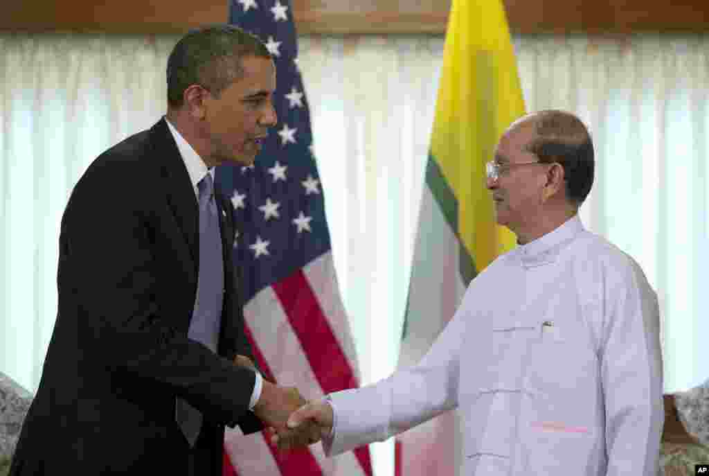 Tổng thống Mỹ Barack Obama bắt tay Tổng thống Miến Điện Thein Sein ở Rangoon, Miến Điện, ngày 19 tháng 11, 2012.