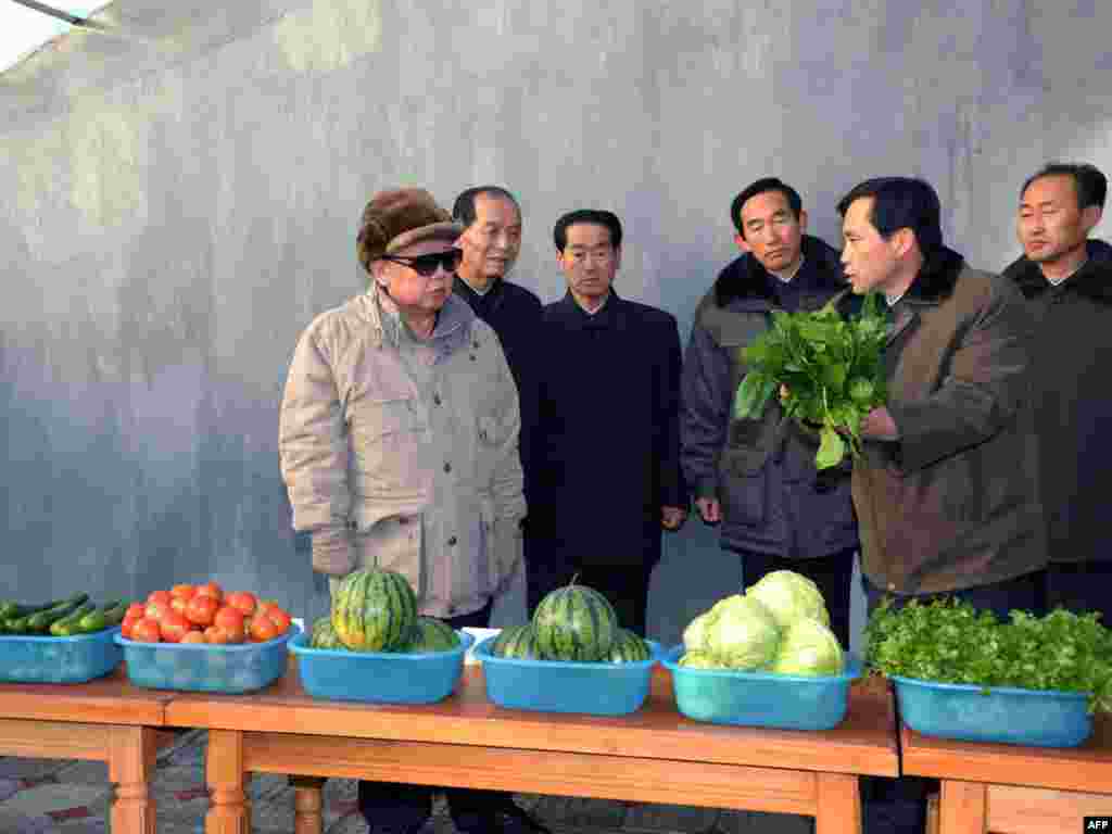 Cố lãnh tụ Kim Jong Il thị sát khu vực nông trại Hoesang ở thành phố Hamhung tại tỉnh Nam Hamgyong. (Ảnh không ghi ngày công bố tháng 12 – 2011)