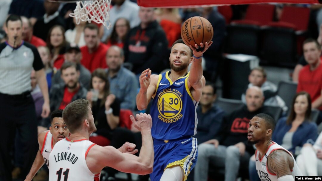 Stef Kari u prodoru ka košu Portlanda, pored Majersa Leonarda, u drugom poluvremenu četvrte utakmice finala Zapadne konferencije (Foto: AP/Ted S. Warren) 