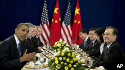 美国总统奥巴马在东盟首脑会议于2012年11月20日在柬埔寨金边和平宫召开期间同中国总理温家宝会面时讲话