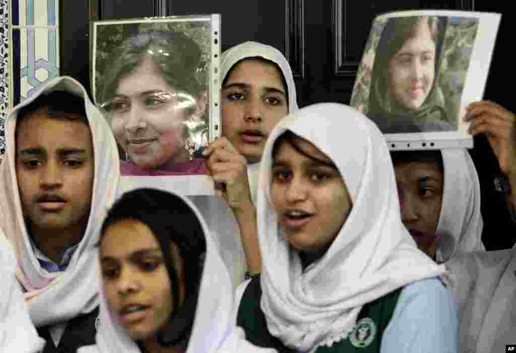 Học sinh Pakistan bày tỏ sự ủng hộ đối với cô Malala Yousufzai tại Đại sứ quán Pakistan ở Abu Dhabi, Các tiểu vương quốc Ả-rập thống nhất, 15 tháng 10, 2012.